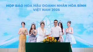 Ban tổ chức cuộc thi Hoa hậu Doanh nhân Hòa bình Việt Nam 2025 và các doanh nghiệp đồng hành, tài trợ tại cuộc họp báo.