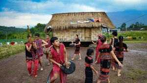 Một hoạt động sinh hoạt văn hóa truyền thống của người Tà Ôi. (Ảnh: THÀNH ĐẠT)