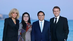 Tổng thống Pháp Emmanuel Macron và Phu nhân đón Thủ tướng Phạm Minh Chính và Phu nhân Lê Thị Bích Trân. (Ảnh: Dương Giang/TTXVN)