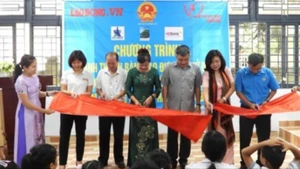 Các đại biểu cắt băng khánh thành bàn giao và đưa vào sử dụng công trình Trường tiểu học Ea Bông (điểm trường Buôn D'Ham). (Ảnh: BẢO TRUNG)