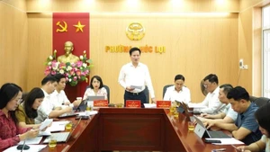 Ban Chấp hành Đảng bộ phường Phúc Lợi (mới) vận hành hội nghị thử nghiệm. (Ảnh: HIỀN LƯƠNG)