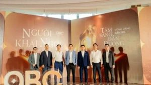Đại diện OBC Holdings chụp hình lưu niệm cùng đại biểu khách mời.