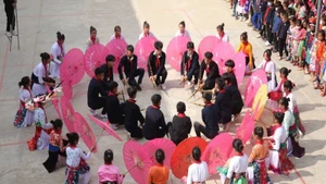 Học sinh thôn Cán Chu Phìn (Hà Giang) tham gia sinh hoạt dưới cờ với chủ đề “Đưa văn hóa truyền thống vào trường học.
