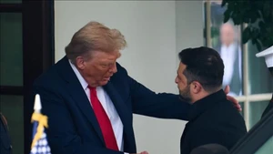 Tổng thống Mỹ Donald Trump (trái) đón Tổng thống Ukraine Volodymyr Zelensky tại Washington D.C., ngày 18/8/2025. (Ảnh: THX/TTXVN)