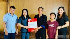 Lãnh đạo tỉnh Yên Bái trao quà cho người dân xã Lao Chải, huyện Mù Cang Chải. (Ảnh THANH SƠN)