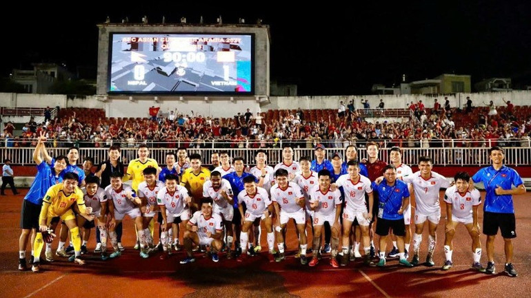 Imagine cu echipa vietnameză sărbătorind victoria după meciul împotriva Nepalului din seara zilei de 14 octombrie, în cadrul preliminariilor Cupei Asiei 2027. (Foto: VFF) z7141641120952-a949bec610b7535bea5db10c01fe2fe3-1866.jpg