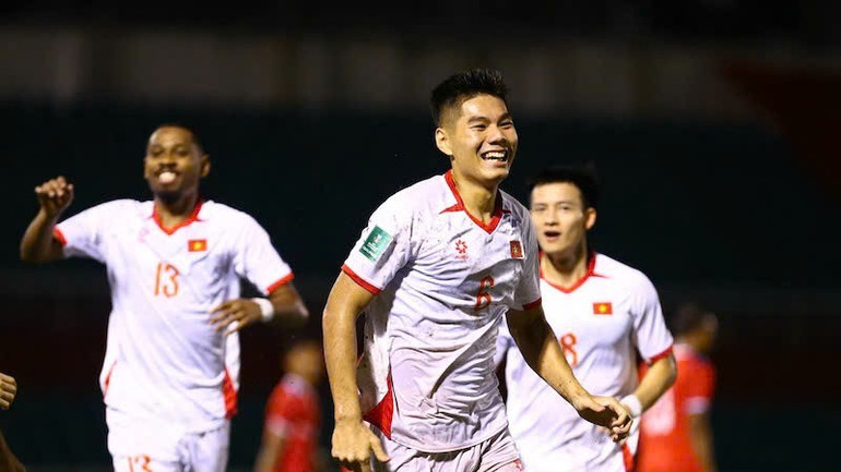După ce au fost puși pe teren, tinerii jucători ai echipei vietnameze au arătat diferența și au pus presiune pe echipă, ceea ce a dus la un gol în manșa secundă împotriva Nepalului. z7141641099656-5036095ff722a02761f964bbd201b4a2-1374.jpg