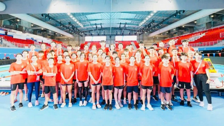 सिंगापुर में प्रतिस्पर्धा कर रही वियतनामी तैराकी टीम के युवा एथलीटों की तस्वीर। (फोटो: ले थान) z7308128420397-3c807a831d061a9cb1361c8a32f3454a-4608.jpg