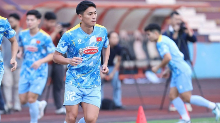 Player Nguyen Tran Viet Cuong practices with his teammates in the Vietnamese national team jersey. (Photo: Duc Cuong) z7230451750143-0a7dac9b23405abcf712c231a70cf00e-5149-4530.jpg