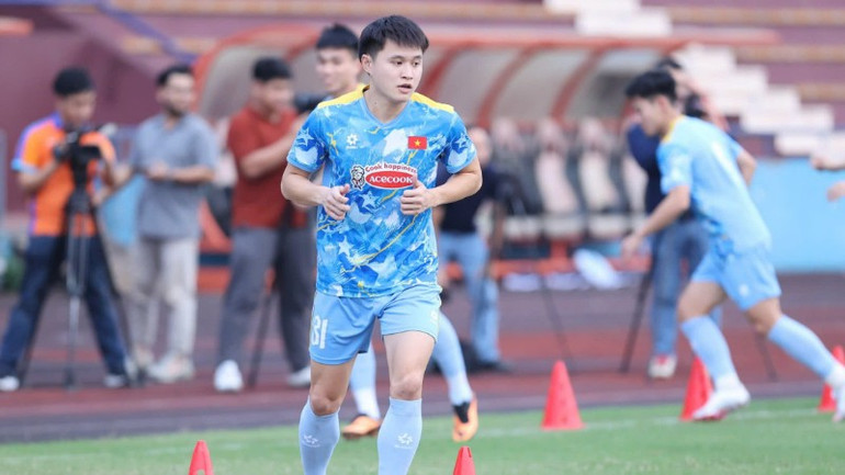 Player Khong Minh Gia Bao quickly integrated with his teammates. (Photo: Duc Cuong) z7230451750154-7f3096aec51d16cf656977c17dd46765-7359.jpg