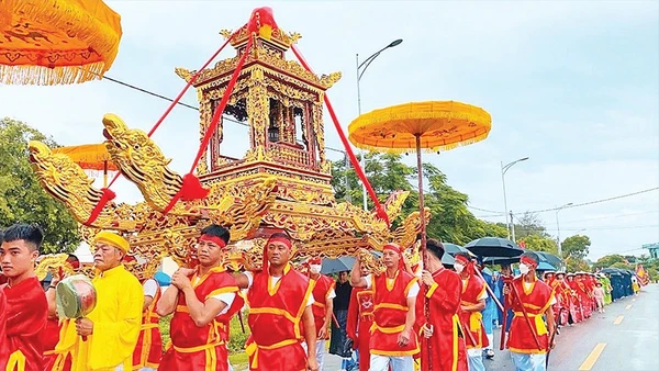 Rước kiệu trong lễ hội đình Bình Ngọc, phường Móng Cái 1.