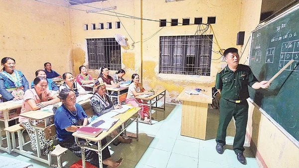 Bộ đội Biên phòng Đồn Trung Lý, tỉnh Thanh Hóa mở lớp xóa mù chữ tại bản, thu hút nhiều học viên.