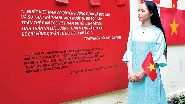 Pa-nô, khẩu hiệu chào mừng Quốc khánh được trang trí cẩn thận