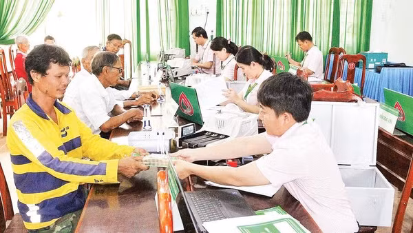 Phòng giao dịch Ngân hàng Chính sách xã hội Krông Bông xuống cơ sở giải ngân nguồn vốn ưu đãi cho người dân xã Cư Pui đưa vào sản xuất.