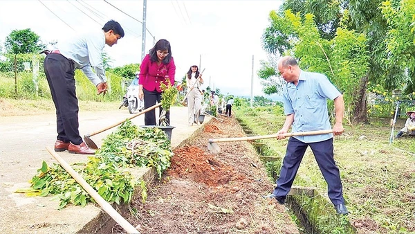 Cán bộ, nhân dân xã Đăk Hà tham gia trồng cây, tạo hàng rào xanh trên địa bàn.