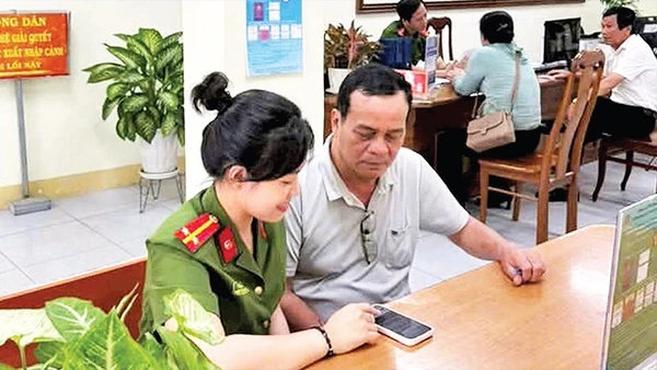 Trung úy Trần Hoàng Mai hỗ trợ công dân giải quyết các thủ tục hành chính.