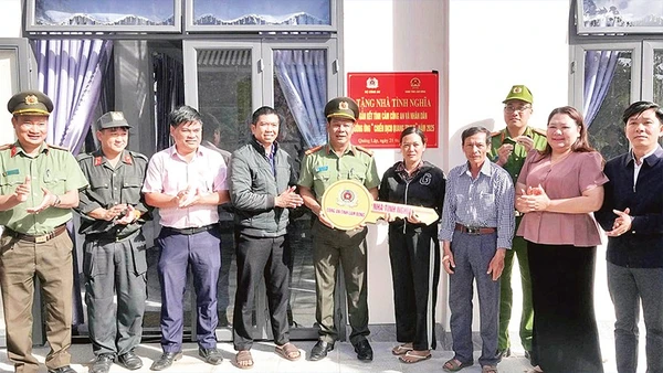 Ngôi nhà đầu tiên trong “Chiến dịch Quang Trung” tại Lâm Đồng được khánh thành và bàn giao cho gia đình bà Nguyễn Thị Hương Lan, xã Quảng Lập.