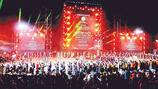 Vòng xoang đa dạng sắc màu văn hóa và kết nối tình hữu nghị.