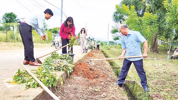 Cán bộ, nhân dân xã Đăk Hà tham gia trồng cây, tạo hàng rào xanh trên địa bàn.