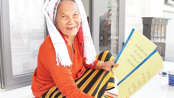 Bà Châu Thị Đông giới thiệu các tác phẩm nghệ thuật Ariya do bà sưu tầm và đóng tập làm tài liệu trình diễn và truyền dạy cho con cháu trong tộc họ văn hóa dân tộc mình.