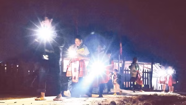 19 giờ 20 phút, trên con đường bê-tông nội bản Làng Sáng, tiếng gọi nhau í ới đi học chữ, tiếng bước chân lạo xạo trên nền đường cùng ánh đèn pin trong đêm... tạo nên một nhịp sống rất riêng nơi vùng cao.