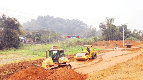 Nhiều hộ gia đình xã Tân Trào đã tự nguyện bàn giao mặt bằng cho đơn vị thi công triển khai dự án.