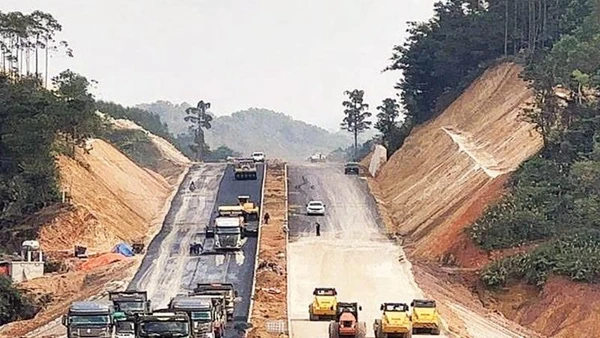 Huy động nhiều phương tiện, thiết bị kỹ thuật để thực hiện dự án nâng cấp Quốc lộ 4B kịp tiến độ.