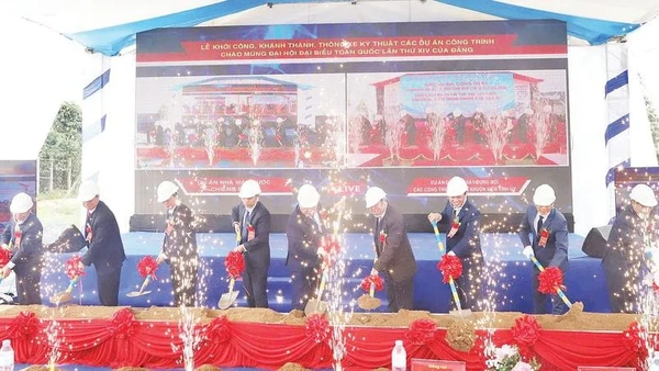 Các đại biểu thực hiện nghi thức khởi công Dự án Nhà máy cấp nước Chiềng Dong.