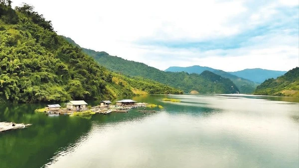 Người dân bản Mường Mô phát triển nghề nuôi cá lồng trên lòng hồ thủy điện.