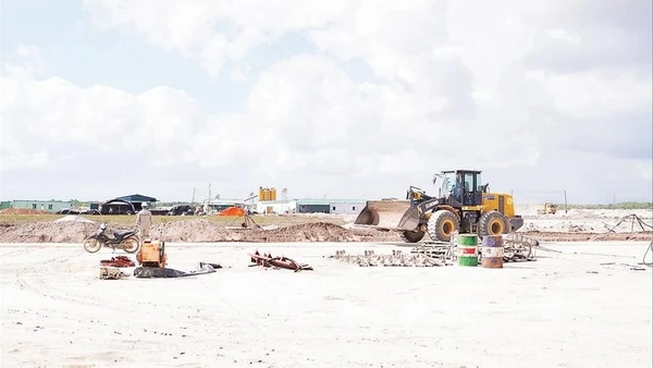 Hạng mục đường công vụ và lòng sân đỗ máy bay tại dự án Cảng hàng không Quảng Trị đang được các đơn vị tích cực thi công.