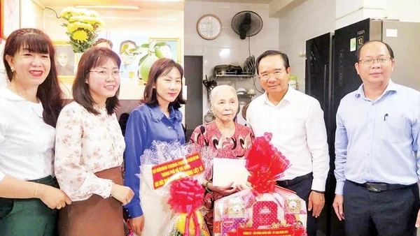 Chủ tịch Ủy ban nhân dân Thành phố Hồ Chí Minh Nguyễn Văn Được thăm gia đình người có công trên địa bàn thành phố.