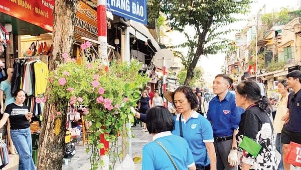Người dân phường Hoàn Kiếm tích cực trang trí đường phố.