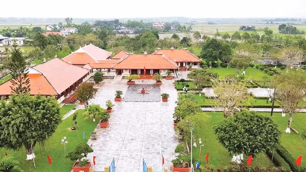 Khu lưu niệm Thủ tướng Phạm Văn Đồng là địa chỉ đỏ, mỗi năm đón hàng chục nghìn lượt khách đến tham quan, tìm hiểu lịch sử. (Ảnh HIỂN CỪ)