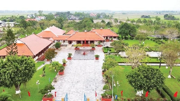 Khu lưu niệm Thủ tướng Phạm Văn Đồng là địa chỉ đỏ, mỗi năm đón hàng chục nghìn lượt khách đến tham quan, tìm hiểu lịch sử. (Ảnh HIỂN CỪ)