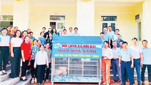 Mô hình ngôi nhà xanh thu gom rác tái chế của Hội Liên hiệp Phụ nữ xã Nội Bài. (Ảnh TÙNG NGUYỄN)