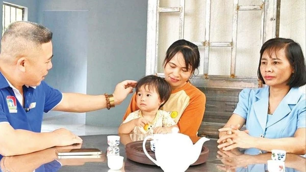 Đồng bào dân tộc thiểu số xã Bù Đăng, tỉnh Đồng Nai vui mừng được hỗ trợ nhà mới.