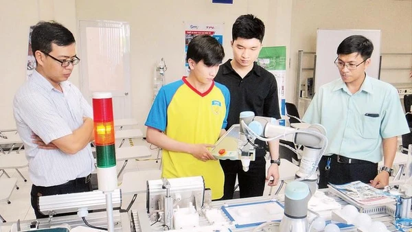Đào tạo nguồn nhân lực tự động hóa tại Khu công nghệ cao Thành phố Hồ Chí Minh.