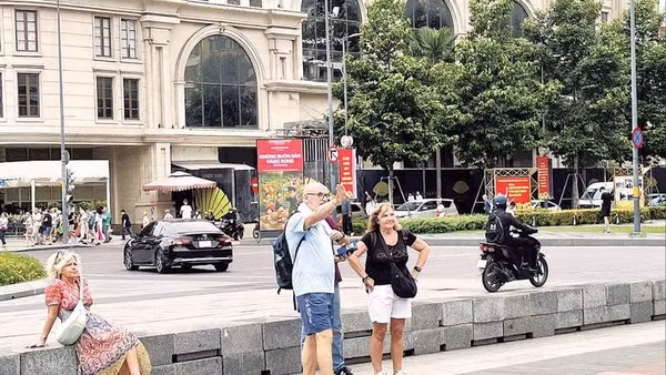 Khách du lịch nước ngoài tham quan khu vực trung tâm Thành phố Hồ Chí Minh.