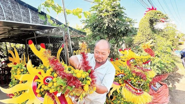 Nghệ nhân tạo dáng cây quất thành hình rồng độc đáo phục vụ thị trường Tết.