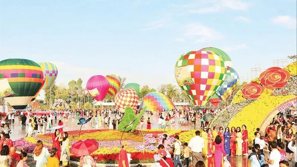 Trình diễn khinh khí cầu tại Quảng trường Sa Đéc.