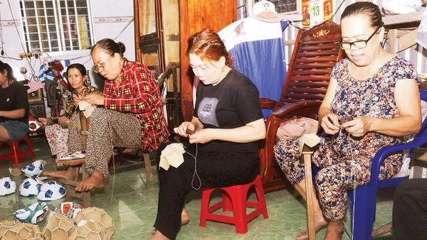 Nghề may bóng da tạo việc làm ổn định cho lao động nữ nông thôn.