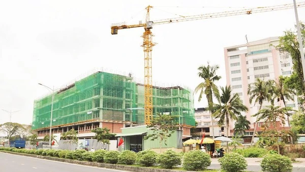 Tòa nhà Trường sư phạm kỹ thuật Vĩnh Long, phường Long Châu đang khẩn trương thi công.