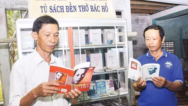 Tủ sách tại gia đình ông Bạch có nhiều sách viết về Bác Hồ.