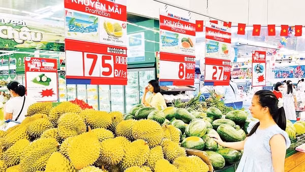 Người tiêu dùng mua hàng tại siêu thị MM Mega Market.