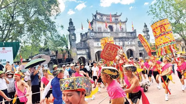 Đội quân Phù Giá kéo ngựa của ông Gióng ra trận.