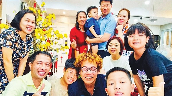 Không khí đầm ấm ngày Tết với những nụ cười hạnh phúc trong một gia đình tại Thành phố Hồ Chí Minh.