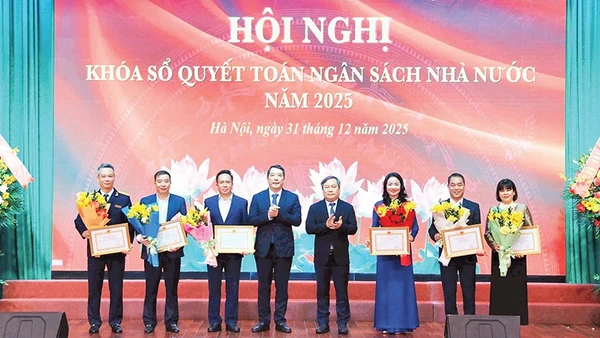 Lãnh đạo Ủy ban nhân dân thành phố Hà Nội trao bằng khen, tặng các tập thể ngành Tài chính thành phố đã hoàn thành xuất sắc nhiệm vụ năm 2025.