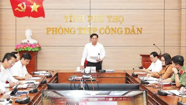 Chủ tịch Ủy ban nhân dân tỉnh Phú Thọ Trần Duy Đông và lãnh đạo các ban, ngành tiếp công dân.