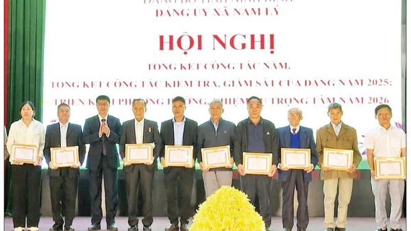 Lãnh đạo Đảng ủy xã Nam Lý trao Giấy khen cho các tập thể, cá nhân có thành tích xuất sắc trong công tác xây dựng Đảng năm 2025.