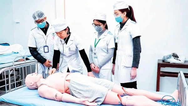 Hướng dẫn sinh viên học tập tại Trung tâm mô phỏng và huấn luyện kỹ năng (Trường đại học Y Dược Thái Bình).